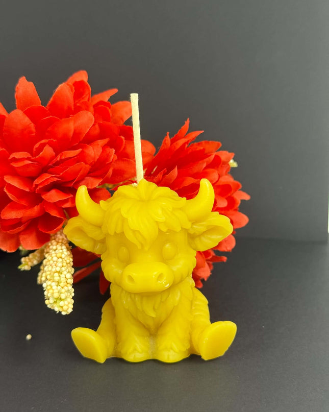 Sitting Highland Cow - Gold