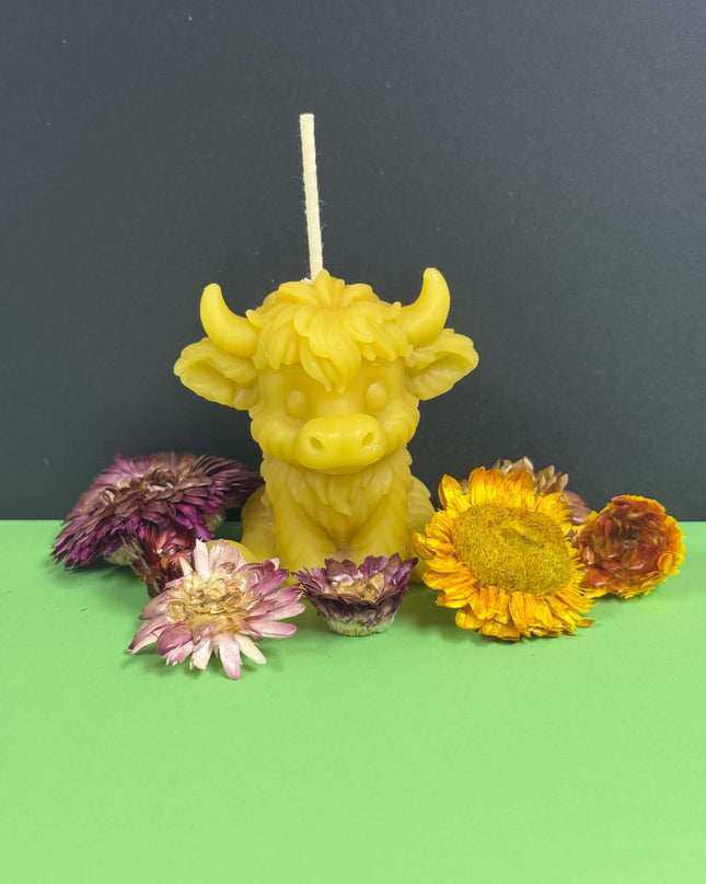 Sitting Highland Cow - Gold
